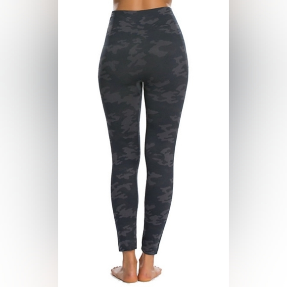 SPANX - Look at Me Now - Black Camo 2 pc (S-Crop) & (M-Legging) Set - Picture 4 of 4